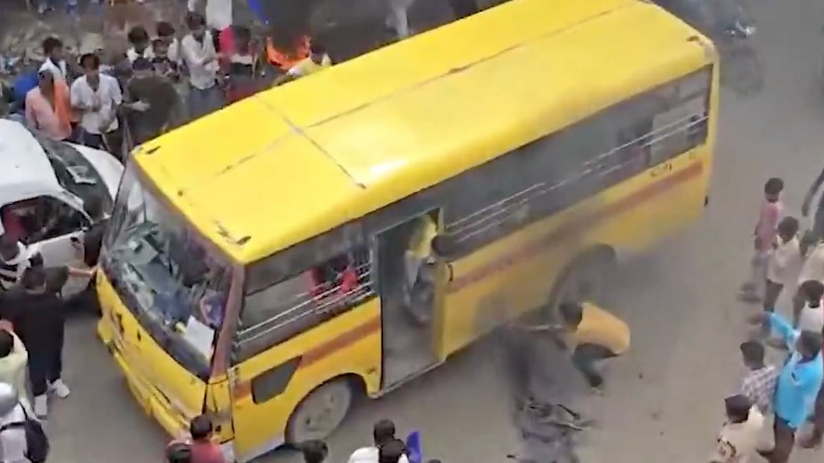 IANS Screengrab : Bihar Mob Tries To Burn School Bus |